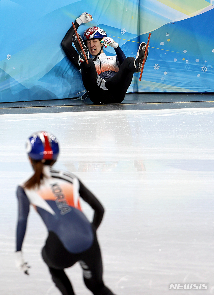 [베이징(중국)=뉴시스] 김병문 기자 = 5일 오후 중국 베이징 캐피털 인도어 스타디움에서 열린 쇼트트랙 혼성 계주 예선전 경기, 한국 박장혁이 넘어지고 있다. 2022.02.05. dadazon@newsis.com