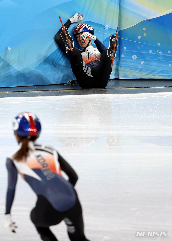 [베이징(중국)=뉴시스] 김병문 기자 = 5일 오후 중국 베이징 캐피털 인도어 스타디움에서 열린 쇼트트랙 혼성 계주 예선전 경기, 한국 박장혁이 넘어지고 있다. 2022.02.05. dadazon@newsis.com