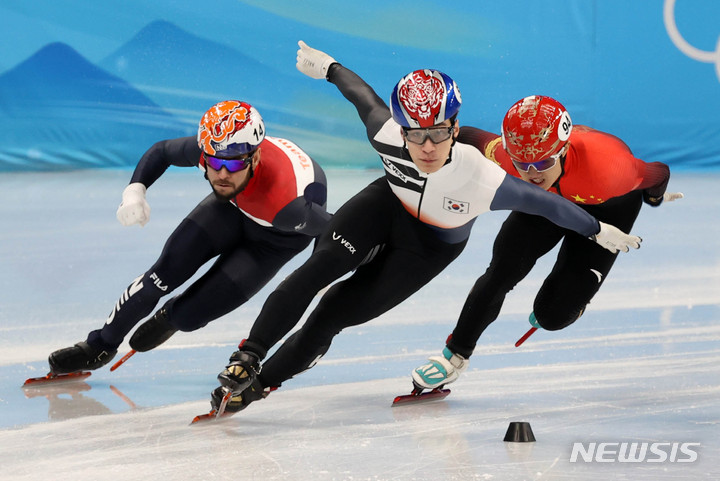 [베이징(중국)=뉴시스] 고범준 기자 = 5일 오후 중국 베이징 캐피털 인도어 스타디움에서 열린 2022 베이징 동계올림픽 빙상 쇼트트랙 남자 1000m 예선경기, 한국 황대헌이 역주하고 있다. 2022.02.05. bjko@newsis.com