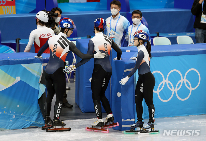 [베이징(중국)=뉴시스] 김병문 기자 = 5일 오후 중국 베이징 캐피털 인도어 스타디움에서 열린 쇼트트랙 혼성 계주 예선전 경기, 한국 박장혁이 경기 중 넘어진 것을 아쉬워하자 이유빈이 위로하고 있다. 2022.02.05. dadazon@newsis.com