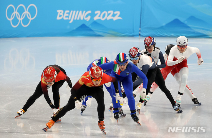 [베이징(중국)=뉴시스] 고범준 기자 = 5일 오후 중국 베이징 캐피털 인도어 스타디움에서 열린 2022 베이징 동계올림픽 빙상 쇼트트랙 혼성 계주 예선 경기, 한국 이유빈이 박장혁을 밀어주고 있다. 2022.02.05. bjko@newsis.com