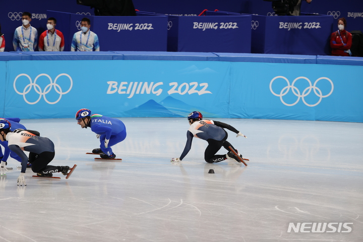 [베이징(중국)=뉴시스] 김병문 기자 = 5일 오후 중국 베이징 캐피털 인도어 스타디움에서 열린 쇼트트랙 혼성 계주 예선전 경기, 한국 박장혁이 넘어지고 있다. 2022.02.05. dadazon@newsis.com