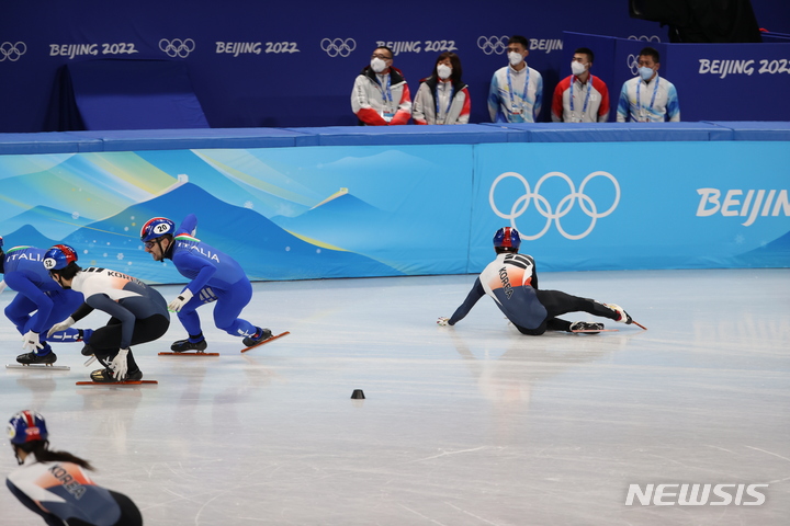 [베이징(중국)=뉴시스] 김병문 기자 = 5일 오후 중국 베이징 캐피털 인도어 스타디움에서 열린 쇼트트랙 혼성 계주 예선전 경기, 한국 박장혁이 넘어지고 있다. 2022.02.05. dadazon@newsis.com