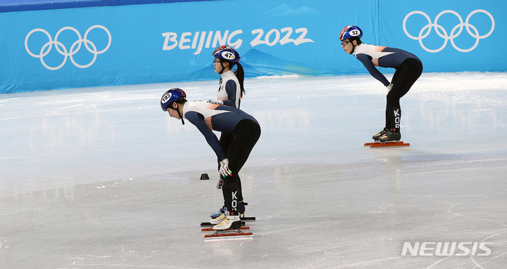 [베이징(중국)=뉴시스] 김병문 기자 = 5일 오후 중국 베이징 캐피털 인도어 스타디움에서 열린 쇼트트랙 혼성 계주 예선전 경기, 한국 박장혁이 경기 중 넘어진 것을 아쉬워하자 이유빈이 위로하고 있다. 2022.02.05. dadazon@newsis.com