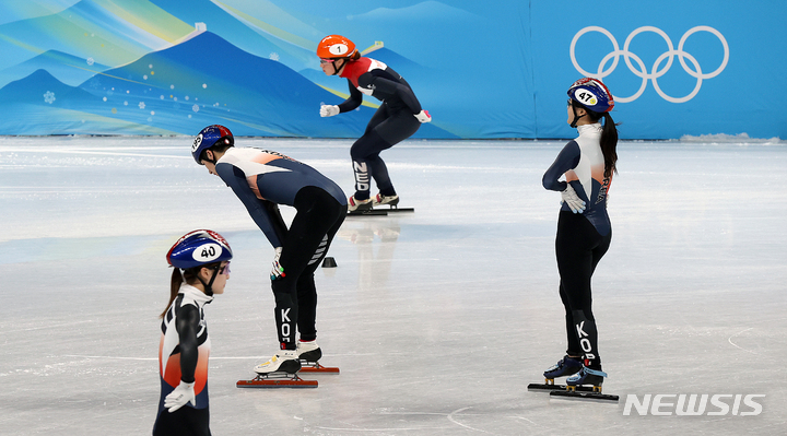 [베이징(중국)=뉴시스] 김병문 기자 = 5일 오후 중국 베이징 캐피털 인도어 스타디움에서 열린 쇼트트랙 혼성 계주 예선전 경기, 한국 박장혁이 경기 중 넘어진 것을 아쉬워하고 있다. 2022.02.05. dadazon@newsis.com