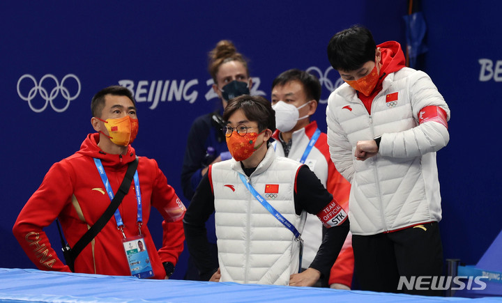 [베이징(중국)=뉴시스] 고범준 기자 = 5일 오후 중국 베이징 캐피털 인도어 스타디움에서 열린 2022 베이징 동계올림픽 빙상 쇼트트랙 혼성 계주 준결승 경기가 끝나고 중국팀의 김선태 감독과 안현수(러시아명 빅토르 안)기술코치가 비디오 판독 결과를 기다리고 있다. 2022.02.05. bjko@newsis.com