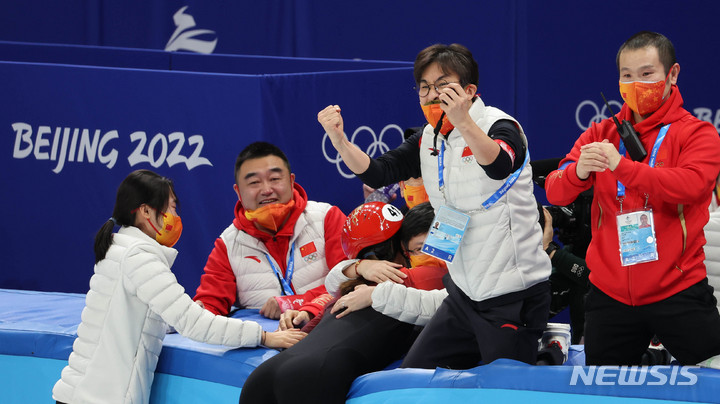 [베이징(중국)=뉴시스] 고범준 기자 = 5일 오후 중국 베이징 캐피털 인도어 스타디움에서 열린 2022 베이징 동계올림픽 빙상 쇼트트랙 혼성 계주 결승 경기에서 우승을 차지한 중국팀의 김선태 감독과 안현수(러시아명 빅토르 안)기술코치가 중국 쇼트트랙 대표팀 선수들과 기뻐하고 있다. 2022.02.05. bjko@newsis.com 