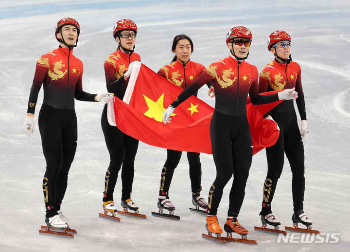 [베이징(중국)=뉴시스] 고범준 기자 = 5일 오후 중국 베이징 캐피털 인도어 스타디움에서 열린 2022 베이징 동계올림픽 빙상 쇼트트랙 혼성 계주 결승 경기에서 우승을 차지한 중국 쇼트트랙 대표팀이 전광판을 바라보고 있다. 2022.02.05. bjko@newsis.com