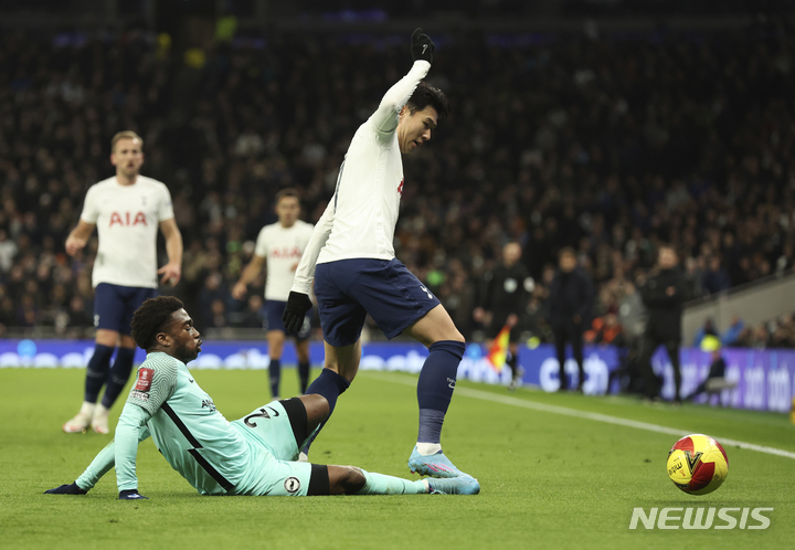 [런던=AP/뉴시스]브라이튼 타리크 램프티(왼쪽)와 손흥민