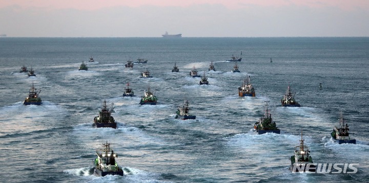 [부산=뉴시스] 하경민 기자 = 고등어잡이 대형선망어선 100여 척이 6일 오전 부산 서구 부산공동어시장 부두에서 설 연휴 이후 첫 조업을 위해 일제히 출항하고 있다. 2022.02.06. yulnetphoto@newsis.com