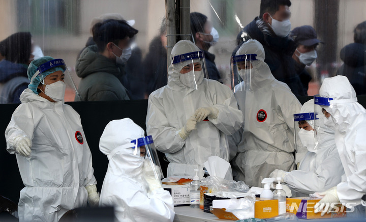[서울=뉴시스] 추상철 기자 = 코로나19 신규확진자수가 주말동안 3만명을 돌파하며 확산세가 이어진 6일 오전 서울 중구 서울역광장 임시선별검사소에서 의료진이 분주한 모습을 보이고 있다. 2022.02.06. scchoo@newsis.com