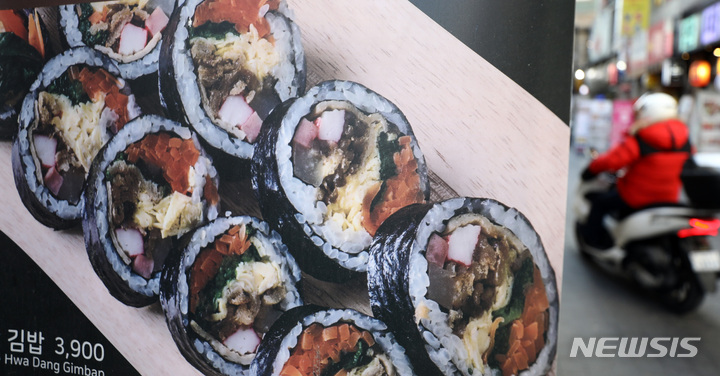 [서울=뉴시스] 이영환 기자 = 2월 6일 서울 시내의 음식점 광고판. 2022.02.06.