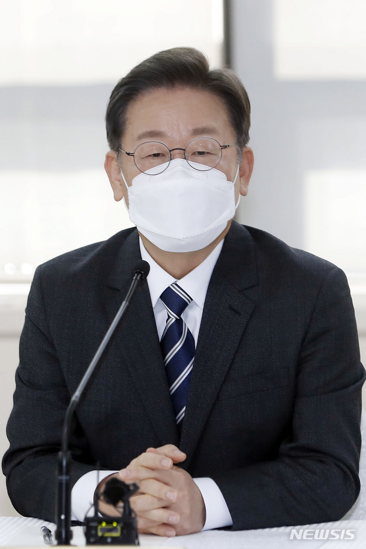 [부산=뉴시스] 최동준 기자 = 이재명 더불어민주당 대선 후보가 6일 부산상공회의소를 방문해 발언하고 있다. 2022.02.06. photocdj@newsis.com