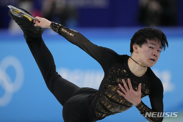 [베이징=AP/뉴시스] 가기야마 유마(일본)가 6일 중국 베이징 캐피털 인도어 스타디움에서 열린 2022 베이징동계올림픽 피겨스케이팅 팀 이벤트(단체전) 남자 싱글 프리스케이팅에서 연기를 펼치고 있다. 2022.02.06