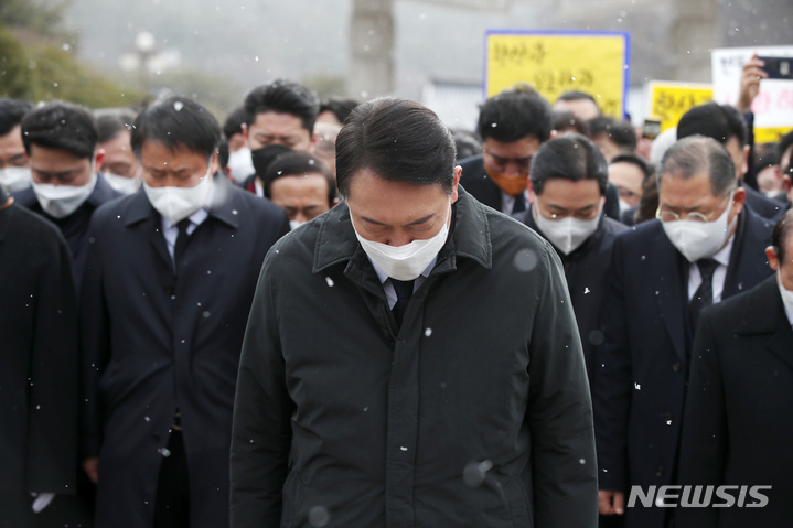 [광주=뉴시스] 전신 기자 = 윤석열 국민의힘 대선 후보가 6일 광주 북구 국립 5.18 민주묘지를 방문해 묵념하고 있다. 윤 후보는 이날 5월 어머니들 등 반대에 막혀 추모탑과 추념문 중간 지점에서 멈춰 서서 5.18 희생자들에 대해 묵념했다. 2022.02.06. photo1006@newsis.com