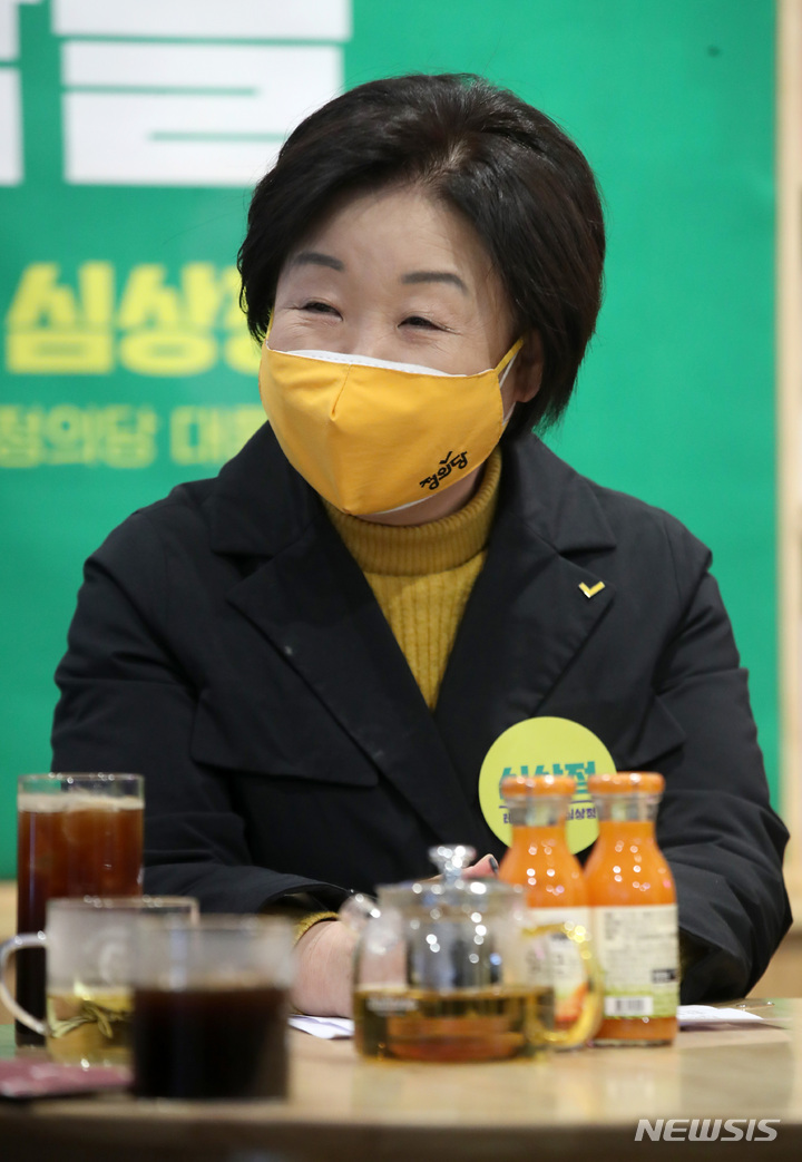 [서울=뉴시스] 김선웅 기자 = 심상정 정의당 대선 후보가 6일 오후 서울 마포구 정치발전소에서 IT업계 페미니스트 모임 '테크페미'에 소속된 2030 여성들과 간담회를 하고 있다. 2022.02.06. mangusta@newsis.com