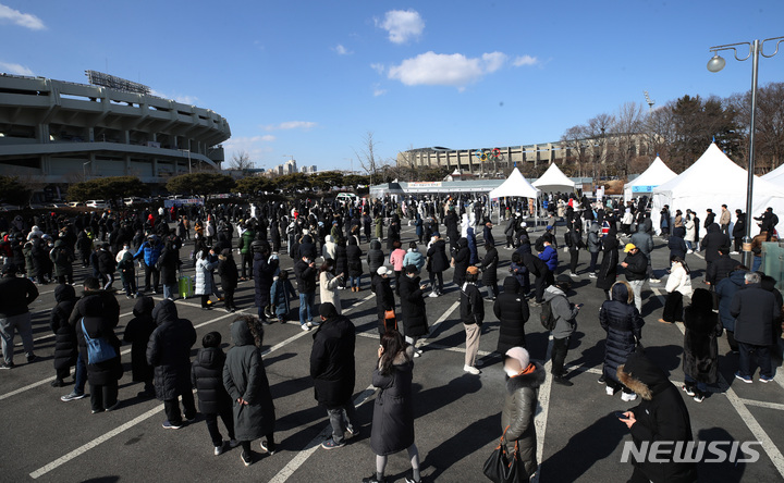 [서울=뉴시스] 조수정 기자 = 오미크론 확산 등으로 0시기준 코로나19 신규확진자가 3만 8691명 발생, 역대 최다를 기록한 6일 오후 서울 송파구 잠실종합운동장 제2주차장 임시선별검사소에서 시민들이 PCR 검사를 받기 위해 줄서 기다리고 있다. 2022.02.06. chocrystal@newsis.com