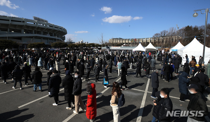 [서울=뉴시스] 조수정 기자 = 오미크론 확산 등으로 0시기준 코로나19 신규확진자가 3만 8691명 발생, 역대 최다를 기록한 6일 오후 서울 송파구 잠실종합운동장 제2주차장 임시선별검사소에서 시민들이 PCR 검사를 받기 위해 줄서 기다리고 있다. 2022.02.06. chocrystal@newsis.com