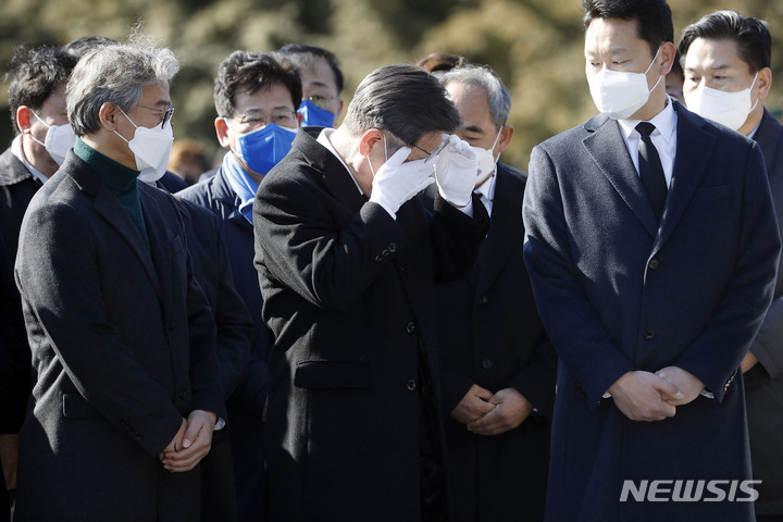 [김해=뉴시스] 최동준 기자 = 이재명 더불어민주당 대선 후보가 6일 경남 김해 봉하마을 노무현 전 대통령 묘역 참배를 마치고 눈물을 흘리고 있다. 2022.02.06. photocdj@newsis.com