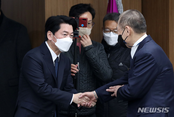 [서울=뉴시스] 국회사진기자단 = 안철수 국민의당 대선 후보가 6일 오후 서울 중구 한국외식업중앙회에서 코로나피해 자영업총연대와 간담회를 앞두고 참석자들과 인사를 나누고 있다. 2022.02.06. photo@newsis.com