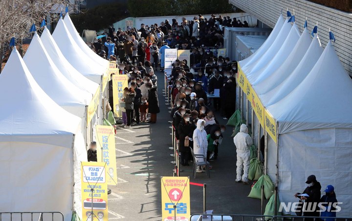 [부산=뉴시스] 하경민 기자 = 부산지역 코로나19 확진자가 2174명(6일 0시 기준)으로 역대 하루 최다 규모를 기록한 6일 남구 부산문화회관 주차장에 설치된 임시선별검사소를 찾은 시민들이 신속항원검사와 PCR검사를 하기 위해 길게 줄을 선 채 차례를 기다리고 있다. 2022.02.06. yulnetphoto@newsis.com