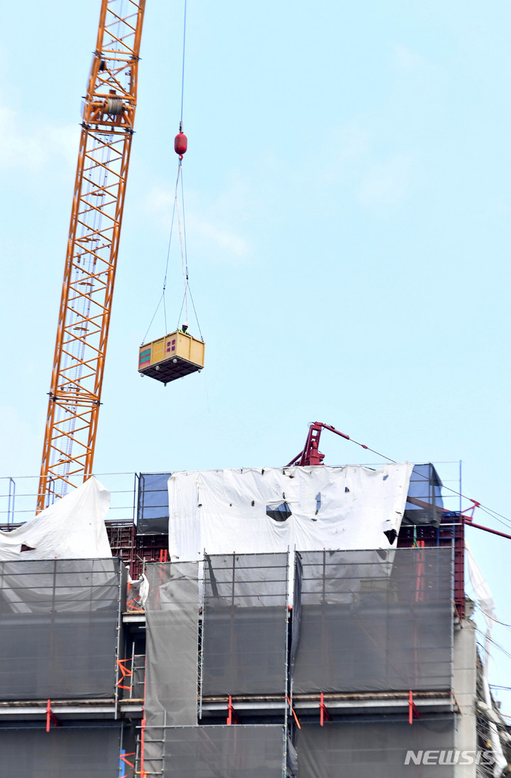 [광주=뉴시스] 변재훈 기자 = 광주 서구 HDC현대산업개발 아파트 신축 공사 붕괴 27일째를 맞은 6일 사고 현장에서 타워 크레인에 달린 바구니에 탄 작업자들이 무너진 건물에 접근하고 있다. 2022.02.06. wisdom21@newsis.com