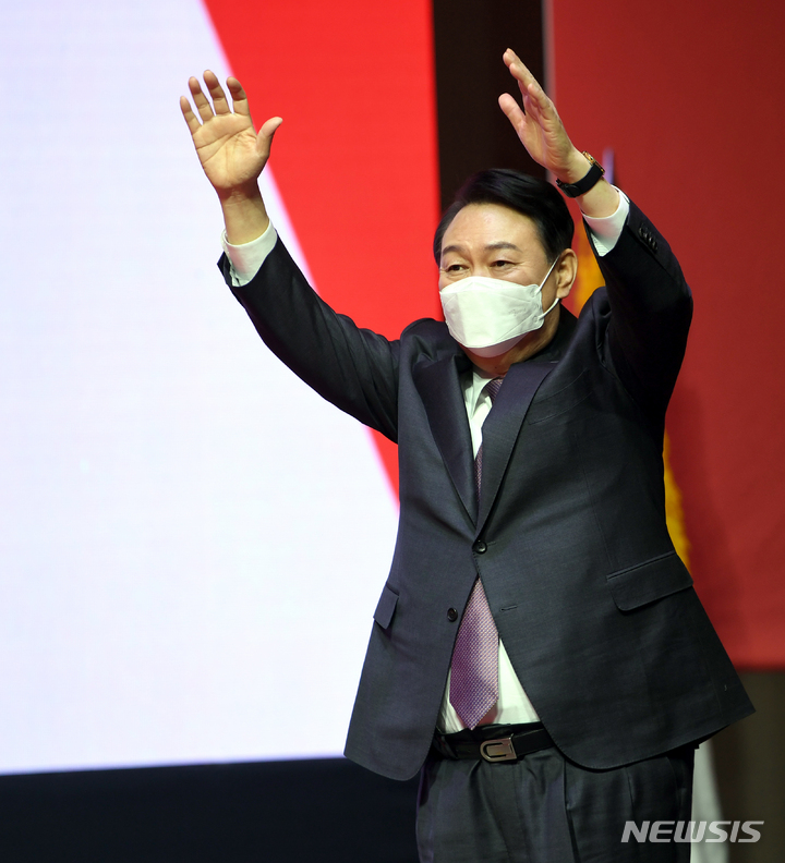 [광주=뉴시스] 류형근 기자 = 윤석열 국민의힘 대선후보가 6일 오후 광주 서구 김대중컨벤션센터에서 열린 '광주를 살리는 선거대책위원회 필승 결의대회'에 참석해 두손을 들어보이고 있다. 2022.02.06. hgryu77@newsis.com