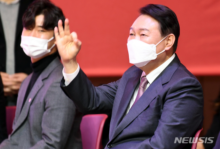 [광주=뉴시스] 류형근 기자 = 6일 오후 광주 서구 김대중컨벤션센터에서 '국민의힘 광주를 살리는 선거대책위원회 필승 결의대회'가 열린 가운데 송기석 광주선대위 총괄 공동위원장이 광주 공약 약속 질문에 윤석열 후보가 손가락으로 'OK'사인을 하고 있다. 2022.02.06. hgryu77@newsis.com