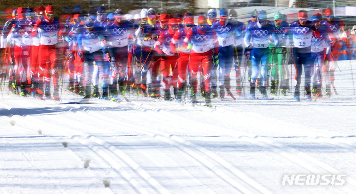 [장자커우(중국)=뉴시스] 홍효식 기자 = 6일 중국 허베이성 장자커우 국립 크로스컨트리센터에서 열린 2022 베이징 동계올림픽 크로스컨트리 남자 15km+15km 스키애슬론 종목에 출전한 선수들이 주행하고 있다. 2022.02.06. yesphoto@newsis.com