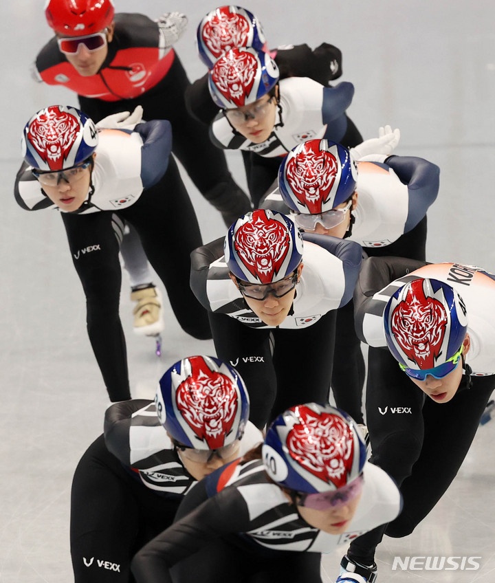 [베이징(중국)=뉴시스] 고범준 기자 = 대한민국 쇼트트랙 대표팀 선수들이 6일 오후 중국 베이징 캐피탈 실내경기장에서 2022 베이징동계올림픽대회를 앞두고 훈련을 하고 있다. 2022.02.06. bjko@newsis.com