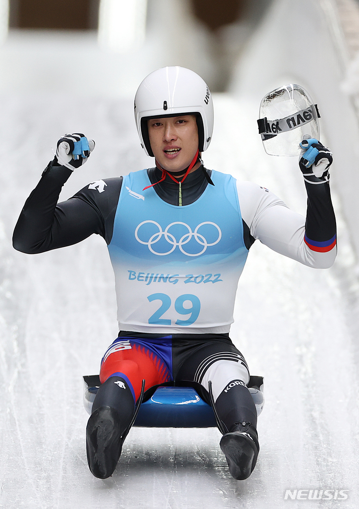 [베이징(중국)=뉴시스] 김병문 기자 =&nbsp; 한국 남자 루지 싱글 임남규가 6일 오후 중국 베이징 옌칭의 국립 슬라이딩 센터에서 열린 2022 베이징동계올림픽 남자 루지 1인승 3차 시기에서 결승선을 통과하며 손을 번쩍 들고 있다. 2022.02.06. dadazon@newsis.com