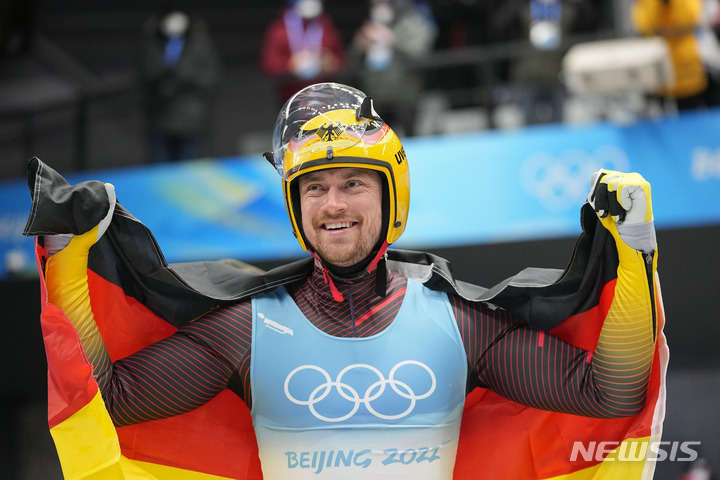 [베이징=AP/뉴시스] 2022 베이징동계올림픽 루지 남자 싱글(1인승)에서 금메달을 딴 독일의 요하네스 루트비히. 2022.02.06