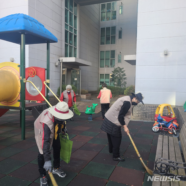 [성남=뉴시스]성남시 어르신들이 환경정비 분야 소일거리 참여 중이다