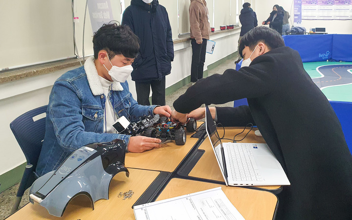 [인천=뉴시스] 김동영 기자 = 인하대학교에서 열린 ‘2021 인하 아마존 웹 서비스 딥레이서 경진대회’ 참가자들이 출전을 준비하고 있다. 2022. 2. 7. (사진=인하대 제공) *재판매 및 DB 금지