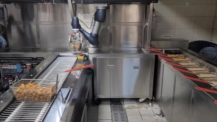 [서울=뉴시스] 육군 논산훈련소 내 튀김 로봇. 2022.02.07. (사진=국방부 제공) *재판매 및 DB 금지