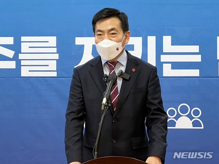 [제주=뉴시스] 강경태 기자 = 오는 6월 지방선거에서 제주특별자치도지사 선거에 출마를 선언한 시민정치연대 제주가치 박찬식 제주지사 예비후보. 2022.02.07. ktk2807@newsis.com