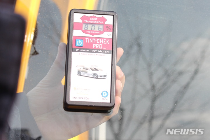 [제주=뉴시스] 양영전 기자 = 한국도로교통단, 제주경찰청, 제주도교육청 관계자들이 7일 오전 제주시민복지타운 광장에서 13세 미만 어린이를 태우는 학원 및 교습소 통학 차량을 대상으로 특별 안전 점검을 벌이고 있다. 이날부터 이달 말까지 진행되는 이번 점검에선 도내 통학 차량 전체 292대를 대상으로 한다. 2022.02.07. 0jeoni@newsis.com 