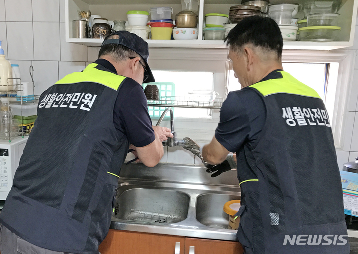 [서울=뉴시스] 서울 도봉구 생활안전민원 기동처리반 '뚝딱뚝딱119' 정비 모습. 2022.02.07. (사진 = 도봉구 제공) photo@newsis.com