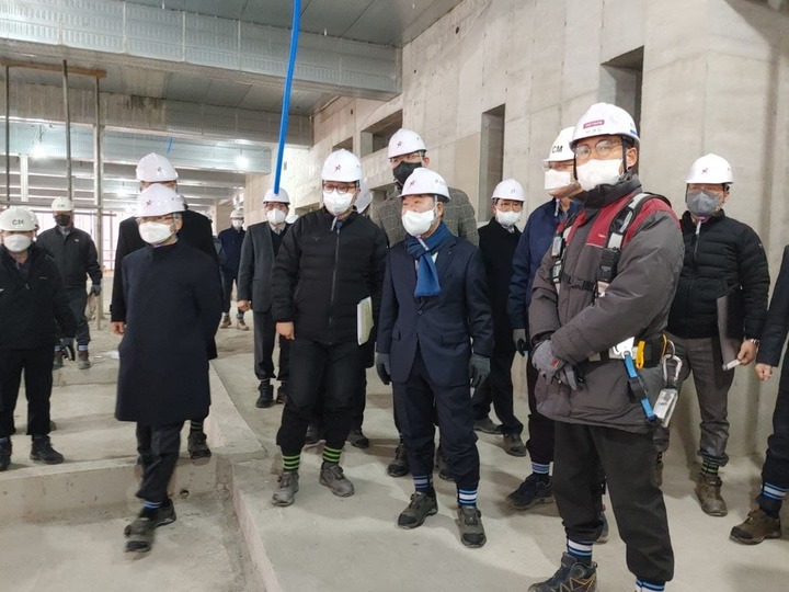 [수원=뉴시스] 이재정 경기도교육감이 경기 수원시 영통구 이의동에 위치한 경기도교육청 광교 새 청사 건립 현장을 찾아 안전상황을 점검했다. (사진=경기도교육청 제공) *재판매 및 DB 금지