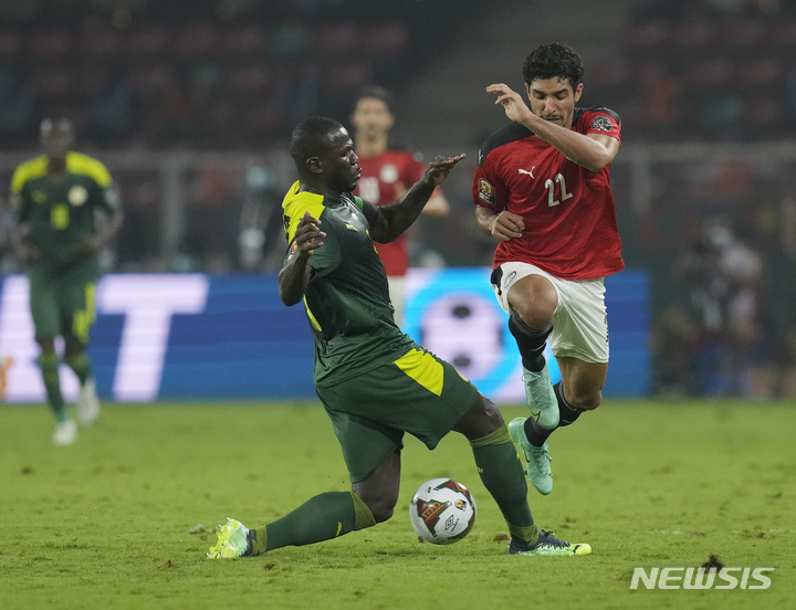 [야운데=AP/뉴시스] 이집트의 라마단 소브히(오른쪽)와 세네갈의 칼리두 쿨리발리가 7일(한국시간) 카메룬 야운데에서 열린 2021 아프리칸 네이션스컵 결승전에서 볼다툼을 하고 있다. 2022.02.07.