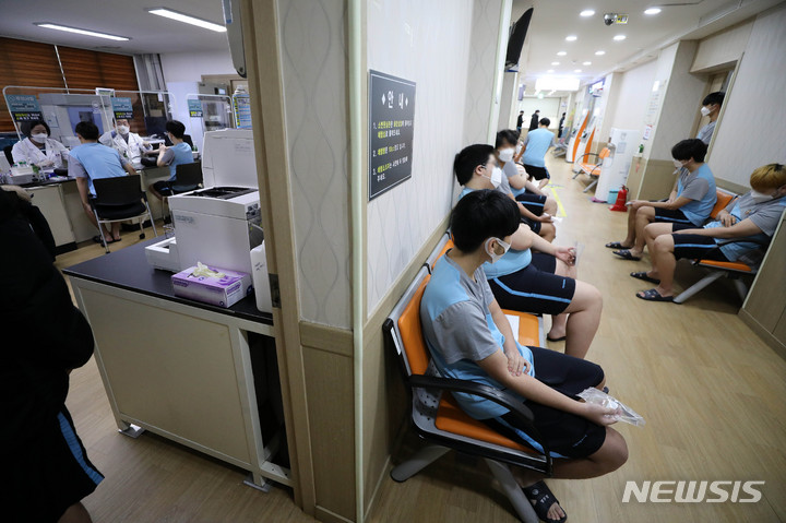 [서울=뉴시스] 백동현 기자 = 2022년도 첫 병역판정검사가 실시된 지난 2월7일 오전 서울 영등포구 서울지방병무청에서 검사 대상자들이 혈액 검사 후 대기하고 있다. 2022.02.07. livertrent@newsis.com