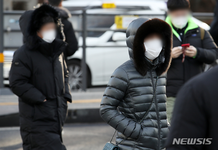 [서울=뉴시스] 조성우 기자 = 영하권 추운 날씨가 이어지는 지난 7일 오전 서울 종로구 세종대로 인근에서 시민들이 이동하고 있다. 2022.02.07. xconfind@newsis.com
