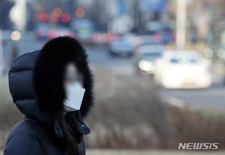 [서울=뉴시스] 조성우 기자 = 영하권 추운 날씨가 이어지는 7일 오전 서울 종로구 세종대로 인근에서 시민들이 이동하고 있다. 2022.02.07. xconfind@newsis.com