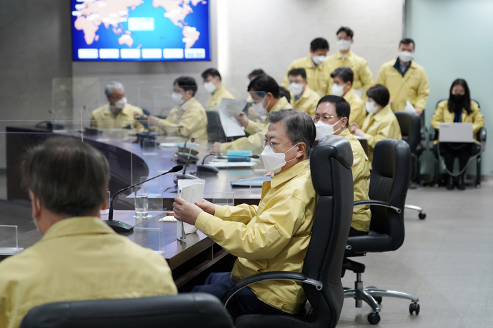 [서울=뉴시스] 문재인 대통령이 7일 오전 청와대 국가위기관리센터에서 코로나19 중앙재난안전대책본부 회의를 주재하고 있다. (사진=청와대 제공) 2022.02.07. photo@newsis.com *재판매 및 DB 금지