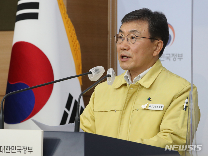 [서울=뉴시스] 김명원 기자 = 권덕철 중앙재난안전대책본부(중대본) 1차장(보건복지부 장관)이 7일 오전 서울 종로구 정부서울청사 별관에서 코로나19 중대본 정례브리핑을 하고 있다. 2022.02.07. kmx1105@newsis.com