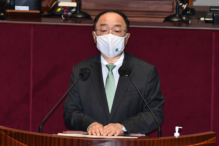 [서울=뉴시스] 최진석 기자 = 홍남기 경제부총리 겸 기획재정부장관이 7일 서울 여의도 국회에서 열린 예산결산위원회 전체 회의에서 2022년도 1차 추경안 등에 관한 제안 설명을 하고 있다. (공동취재사진) 2022.02.07. photo@newsis.com