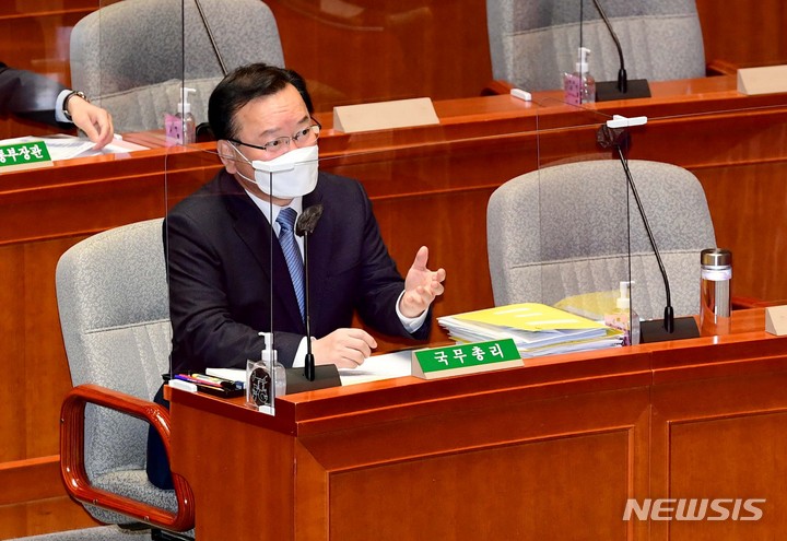 [서울=뉴시스] 최진석 기자 = 김부겸 국무총리가 7일 서울 여의도 국회에서 열린 예산결산특별위원회 전체회의에서 의원 질의에 답하고 있다. (공동취재사진) 2022.02.07. photo@newsis.com