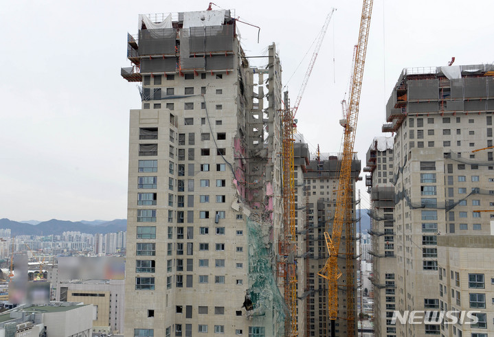 [광주=뉴시스] 변재훈 기자 = 7일 오전 광주 서구 HDC현대산업개발 아파트 신축 공사 붕괴 현장에서 구조·수색과 잔해 제거 작업이 펼쳐지고 있다. 2022.02.07. wisdom21@newsis.com