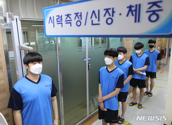 [수원=뉴시스] 김종택기자 = 2022년도 첫 병역판정검사가 열린 7일 오전 경기도 수원시 팔달구 경인지방병무청에서 검사 대상자들이 신체 검사를 받고 있다. 2022.02.07.jtk@newsis.com