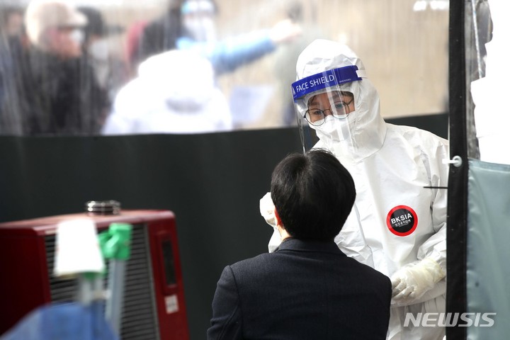 [서울=뉴시스] 김선웅 기자 = 코로나19 신규 확진자가 0시 기준 3만5286명이 발생해 사흘 연속 3만명대를 기록한 7일 오전 서울역광장에 설치된 임시선별검사소에서 시민들이 검사를 받고 있다. 2022.02.07. mangusta@newsis.com